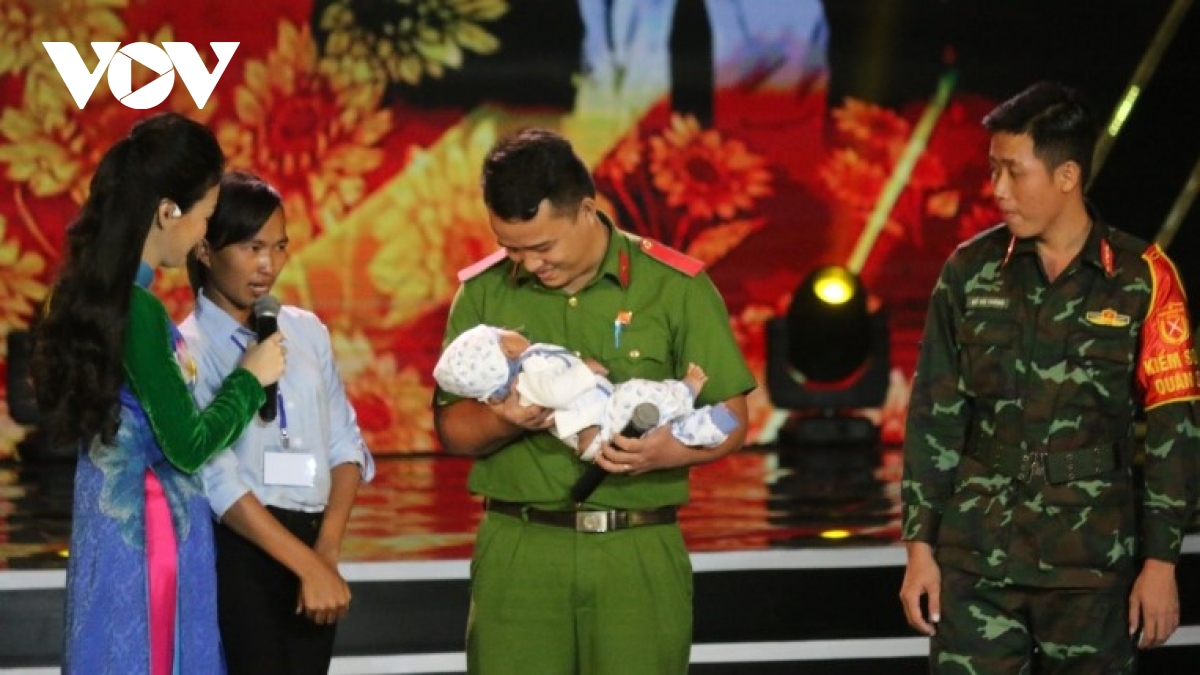 Trung uý công an đỡ đẻ bất đắc dĩ xúc động khi gặp lại em bé